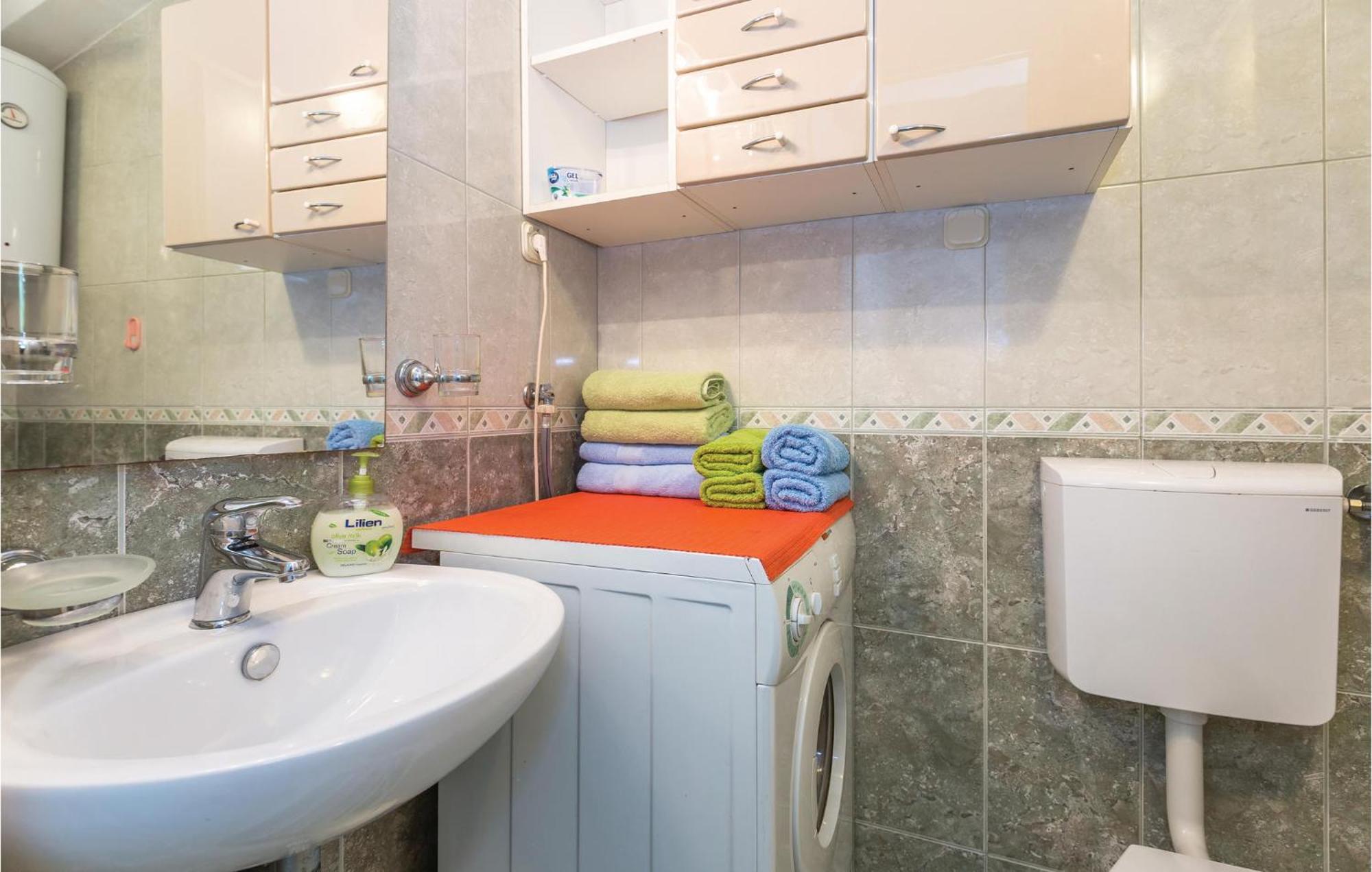 Awesome Apartment In Makarska With Kitchen Esterno foto